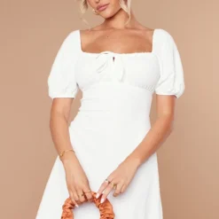 Petite Robe Patineuse Blanche à Manches Courtes