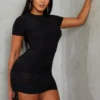 Logic Shape Robe Moulante Noire à Manches Courtes Et Côtés Froncés