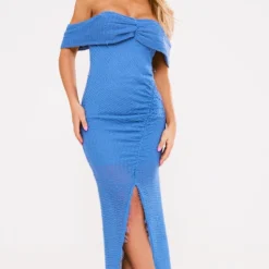 Robe Asymétrique Longue Texturée Bleue à Col Bardot Et Fronces