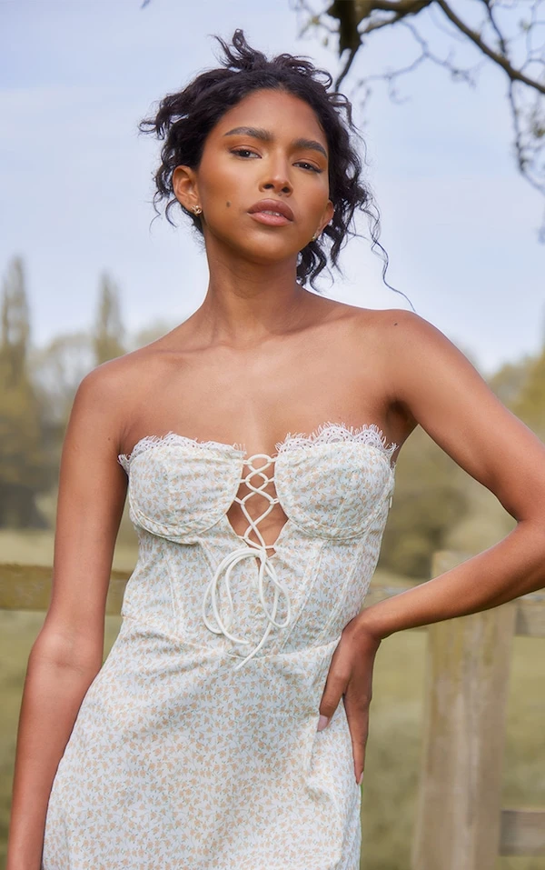 Robe-corset Fendue Mi-longue Fleurie Jaune à Bordure En Dentelle 6 Robe-corset Fendue Mi-longue Fleurie Jaune à Bordure En Dentelle – Image 4