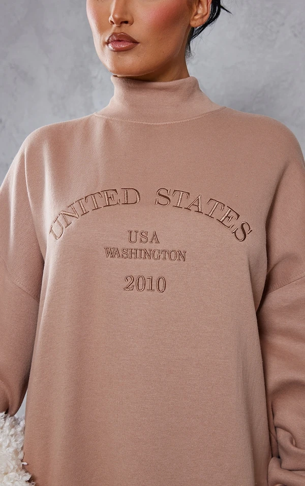 Zero Robe Pull Oversize Café Au Lait à Slogan United States Et Col Montant 6 Zero Robe Pull Oversize Café Au Lait à Slogan United States Et Col Montant – Image 4