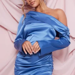Robe Moulante Asymétrique Satinée Bleue Drapée