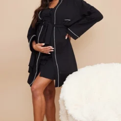 Maternité Robe De Chambre De Grossesse Noire à Slogan Mama -Jolie Vêtue Soldes Magasin 06eab7128c09f02be102bf0f9df04459df1d2b02 cnd0081 3