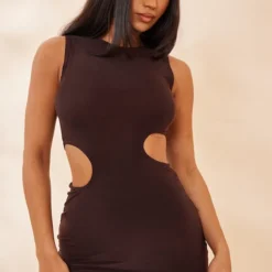 Robe Très Moulante Sans Manches Chocolat Découpée Sur Les Côtés
