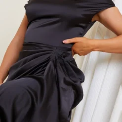 Robe Longue Satinée Noire à Jupe Drapée Et épaules Dénudées 10 Robe Longue Satinée Noire à Jupe Drapée Et épaules Dénudées -Jolie Vêtue Soldes Magasin 08c33e3ceb3a796f57eebae5a8a4c3cf32310bea cmo6934 5