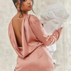 Plus Robe Blazer Satinée Noire à Dos Nu Bénitier