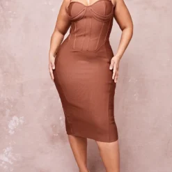 Plus Robe Mi-longue Bandage Marron Chocolat à Bretelles Et Découpes Sous Le Buste