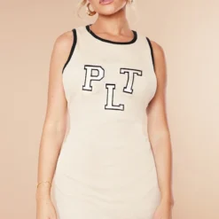 PRETTYLITTLETHING Petite Mini Robe Côtelée Camel