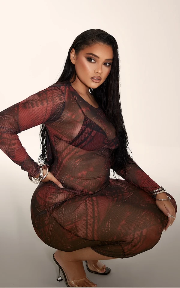 Plus Robe Longue En Mesh Bordeaux Imprimé Jean 6 Plus Robe Longue En Mesh Bordeaux Imprimé Jean – Image 4