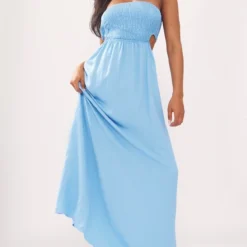 Robe Longue Bleue à Buste Froncé Et Découpes Dans Le Dos
