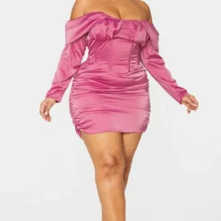 Plus Robe Moulante Satinée Drapée Rose à Col Bardot Et Manches Détail Dos Froncé