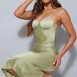 Robe Mi-longue Satinée Vert Sauge à Bonnets Froncés Et Bretelles