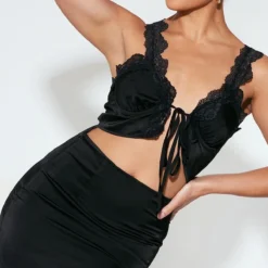 Robe Droite Satinée Noire à Bretelles Asymétriques En Dentelle à Liens Noués -Jolie Vêtue Soldes Magasin 177e7c41a57eaa379e336403dede0b42608adc6f cne1418 4