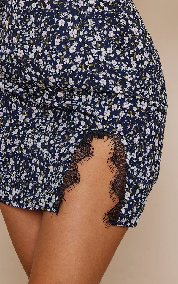 Robe Droite Bleu Marine Imprimé Petites Fleurs à Bretelles Et Détail Dentelle 6 Robe Droite Bleu Marine Imprimé Petites Fleurs à Bretelles Et Détail Dentelle – Image 4