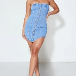 Robe Courte En Jean Bleu Vif à Ourlet Incurvé Et Boutons -Jolie Vêtue Soldes Magasin 1868cbcc64ab65136393c8e66c005c5922a20073 cnc9810 3