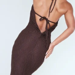 Robe Longue Texturée Marron Chocolat Nouée Au Dos à Col Bénitier Et Derrière Froncé 10 Robe Longue Texturée Marron Chocolat Nouée Au Dos à Col Bénitier Et Derrière Froncé -Jolie Vêtue Soldes Magasin 18ee18380d5a33152ad5a13275a3d6ca726316f0 cnd7623 4