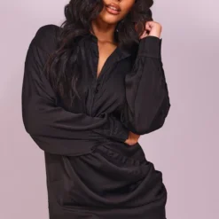 Robe Chemise Satinée Drapée Noire à Col Bénitier