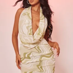 Petite Robe Moulante Verte Imprimé Tourbillons à Col Bénitier Coupé