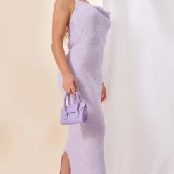 Robe Longue Texturée Lilas Nouée Au Dos à Col Bénitier Et Derrière Froncé -Jolie Vêtue Soldes Magasin 1a65ad89ac84d9e78775f516dfb026b5ec84564d cnd7624 2