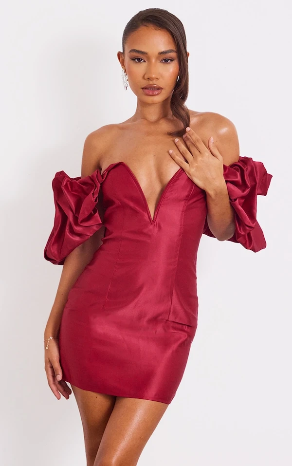 Petite Robe Moulante Bordeaux à Décolleté Plongeant Et Manches Volantées 3 Petite Robe Moulante Bordeaux à Décolleté Plongeant Et Manches Volantées