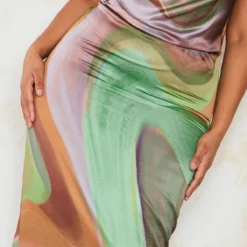 Plus Robe Longue Satinée Multicolore Imprimé Abstrait Effet Marbré à Col Bénitier Et Bretelles -Jolie Vêtue Soldes Magasin 203d98231639ede03009b6e3203dfc7c8552826a cmz9577 4