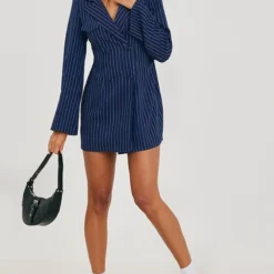 Robe Blazer Bleu Marine Froncée Et Découpée Dans Le Dos à Rayures Et Double Boutonnière -Jolie Vêtue Soldes Magasin 22e0810e39e815bfa836d2797ce04e2361b78c52 cnb7400 3