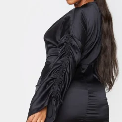 Plus Robe Décolletée Satinée Noire Froncée Sur L'avant -Jolie Vêtue Soldes Magasin 234f5c4bc0ec115e5f69e5dde9f36ea8819cab6c cmn8204 2