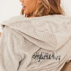 PRETTYLITTLETHING Robe De Chambre Gris Clair Duveteuse à Capuche -Jolie Vêtue Soldes Magasin 26523f6233385333830463bd68aec32f46d31a87 cmc5058 4