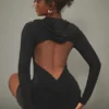 Robe Très Moulante Noire Dos Nu à Détail Capuche