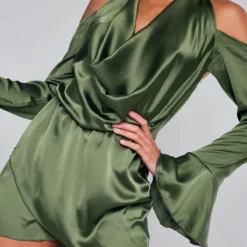 Robe Droite Satinée Kaki à Col Bénitier Et épaules Dénudées -Jolie Vêtue Soldes Magasin 2766b6e5b4f25c256670525278cb8126b2f271e9 cnc5947 4