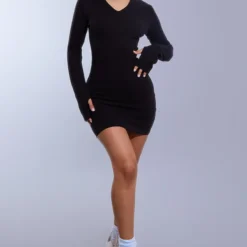 Petite Mini Robe Côtelée Noire à Manches Longues Et Trous Pour Les Pouces