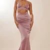 Robe Longue Satinée Rose Foncé à Bretelles Et Détail Croisé à La Taille