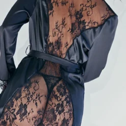 Robe De Chambre Satinée Noire à Dos Et Manchettes En Dentelle -Jolie Vêtue Soldes Magasin 2c7217eaeb17935242938250da849d270fe214f9 cnc3929 4