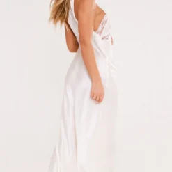 Robe Longue Satinée Champagne Fendue à Col V Et Détail Dentelle 8 Robe Longue Satinée Champagne Fendue à Col V Et Détail Dentelle -Jolie Vêtue Soldes Magasin 2cdc335c3d4dac8b378237084577a3652f9cedaf cnd7580 2