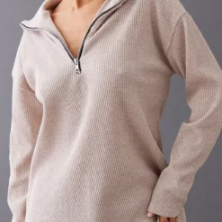 Petite Robe Pull Oversize Côtelée Avoine à Col Montant Et Demi-zip -Jolie Vêtue Soldes Magasin 2d7e7a7c1eed00d78f1fae0d07d3816617d0c9f8 cnc4742 4