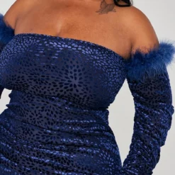 Plus Robe Bustier Bleu Marine Dévorée à épaules Dénudées Et Bordure En Fausses Plumes -Jolie Vêtue Soldes Magasin 31875f29e2d1538de9ddbf043fdbea823fe56068 cna8343 4