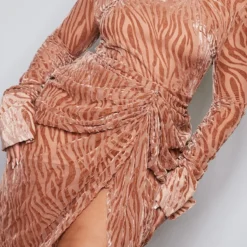 Plus Robe Mi-longue Café Au Lait Imprimé Zèbre Dévoré à Col Haut Et Détail Drapé -Jolie Vêtue Soldes Magasin 3462c19718ae64606792693046bfc84ad559650f cnd8603 4