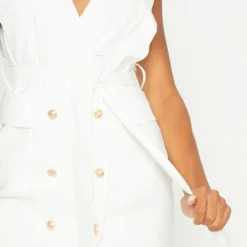 Robe Blanche Style Blazer Sans Manches à Boutons Dorés -Jolie Vêtue Soldes Magasin 3610ee14754728f1ec5933a5855e844563775a6a clx6264 5