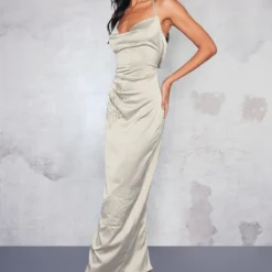 Robe Longue Satinée Vert Olive Brodée Fleurie à Col Bénitier