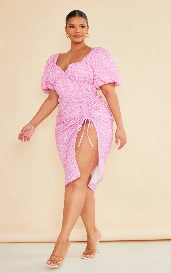 Plus Robe Mi-longue Fendue Rose Vif Fleurie à Côtés Froncés Et Manches Bouffantes 5 Plus Robe Mi-longue Fendue Rose Vif Fleurie à Côtés Froncés Et Manches Bouffantes – Image 3