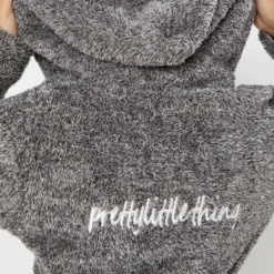 PRETTYLITTLETHING Robe De Chambre Gris Anthracite Duveteuse à Capuche -Jolie Vêtue Soldes Magasin 3dbfc64f98703ba90c047c5e1d7c4ae7a1d7005c clz4463 6