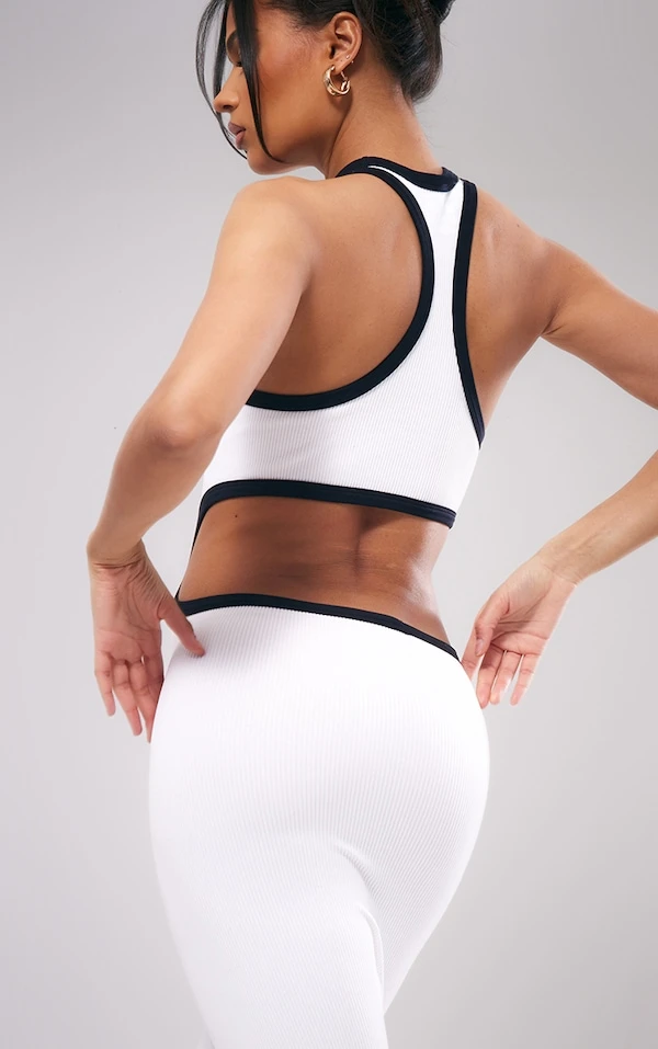 Robe Longue Découpée En Maille Côtelée Blanche à Contours Et Liserés Contrastants 6 Robe Longue Découpée En Maille Côtelée Blanche à Contours Et Liserés Contrastants – Image 4