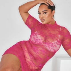 Plus Robe Moulante Rose En Dentelle Fleurie à Col Montant