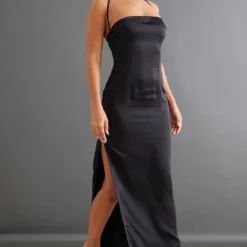 Robe Fendue Longue Satinée Noire à Dos Nu