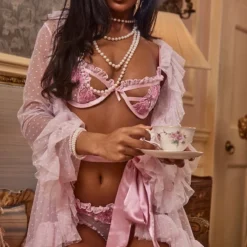 Robe De Chambre En Mesh Rose à Volants Et Taille Nouée -Jolie Vêtue Soldes Magasin 43b4484f374ddfe5c87a262af47911c3a175ac49 cnc1271 4