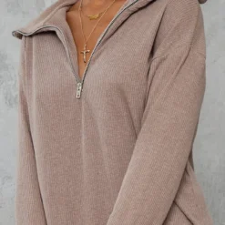 Robe Pull Oversize Côtelée Café Au Lait à Col Haut Et Demi-zip -Jolie Vêtue Soldes Magasin 43da8b3f7d8be5733cec892188b2c9b31bc11629 cna3032 4