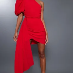 Robe Moulante Asymétrique Rouge Drapée à Manche Bouffante