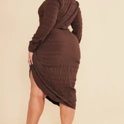 Plus Robe Chemise Mi-longue Texturée Chocolat à Côté Froncé -Jolie Vêtue Soldes Magasin 49a3369cd0440933ce0aab86c8cb6be980f04ba3 cnc5211 2
