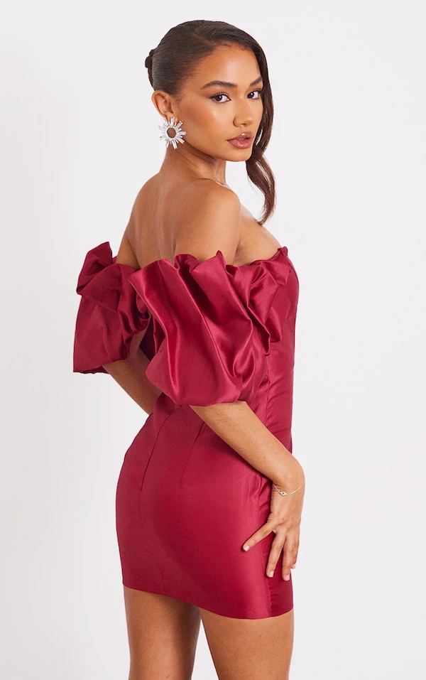 Petite Robe Moulante Bordeaux à Décolleté Plongeant Et Manches Volantées 4 Petite Robe Moulante Bordeaux à Décolleté Plongeant Et Manches Volantées – Image 2