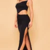 Robe Longue Moulante Noire Découpée Sur Les Côtés à Bretelles Et Col Bénitier
